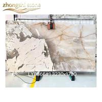 Marbre naturel aux tons doux et aux veines délicates. Surface polie et lisse, idéale pour la décoration murale et de table de luxe, personnalisable