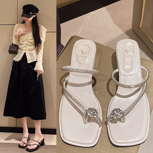 Tendances de la mode estivale : sandales à bout ouvert pour femmes, polyvalentes avec un design à lanières et une jupe résistante. - Product Image 2