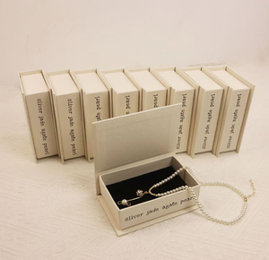 Boîte en papier magnétique beige clair, style livre, à ouverture rabattable, pour colliers et boucles d'oreilles en perles - boîte cadeau pour le rangement des bijoux - Product Image 2