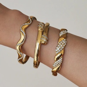 Bracelet Iced Out Wave en acier inoxydable plaqué or 18 carats avec zircon, super brillant, style vintage, bijoux de luxe pour femmes - Product Image 2