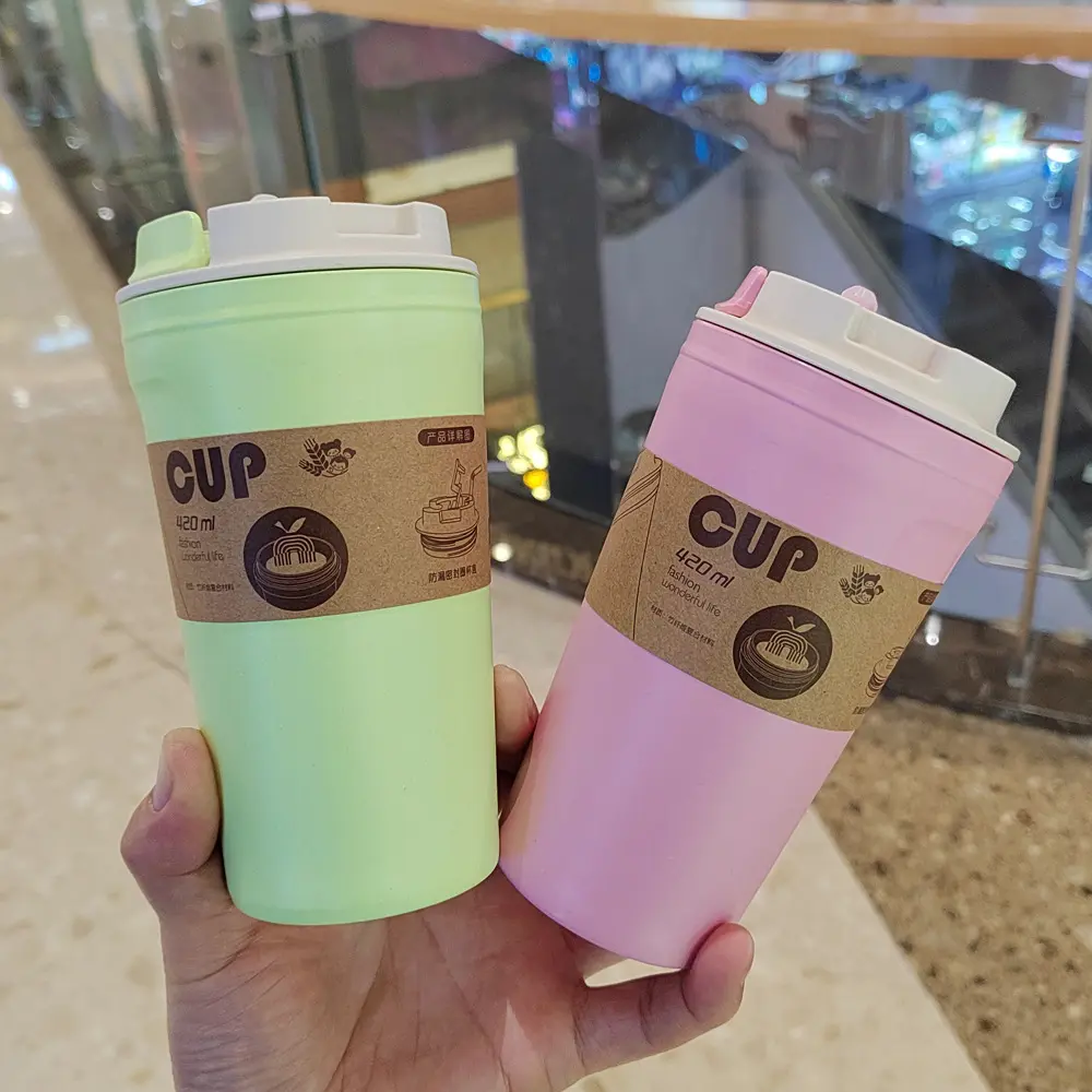 Cangkir tumbler minum jus plastik serat bambu 16oz cangkir kopi plastik dinding ganda kustom dapat digunakan kembali dengan tutup sedotan