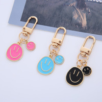 Porte-clés en métal pour femme Xinxing avec un charme en émail mignon et souriant, imprimé UV, couleurs violet, noir, blanc, jaune, rose, bleu