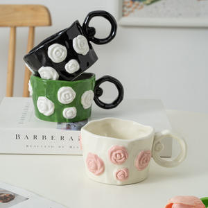 Taza de Cerámica Estilo Ins 2025, Linda y Creativa, con Relieve 3D de Rosa Hecho a Mano, a Prueba de Fugas, Apta para Lavavajillas y Microondas - Product Image 1