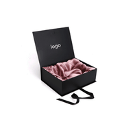 Emballage de luxe pour perruques, boîte noire avec fermeture magnétique, emballage rigide doublé de satin, boîtes cadeaux pour perruques avec insert en tissu satiné