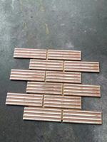 Conception de mosaïque de bande mate pour le mur extérieur de bâtiment moderne Carreau de céramique d'aspect de brique rouge pour la villa de jardin de maison