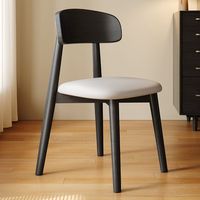 Chaise de salle à manger en bois naturel, dossier incurvé et assise rembourrée crème, prix promotionnel au Mill House Pantry Cafe et au comptoir de la charcuterie