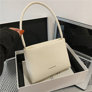 Elegante y versátil bolso plateado para axilas, bandolera de hombro con diseño de nicho para mujer - Product Image 3