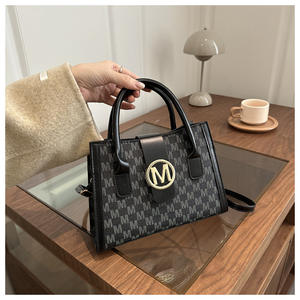 Yeni <span class=keywords><strong>M</strong></span>ükemmel Kadın Omuz Çantası Altın Rengi '<span class=keywords><strong>M</strong></span>' Monogramlı Sentetik Suni Deri Baskılı Çapraz Askılı Çanta İş Seyahat El Çantası - Product Image 4