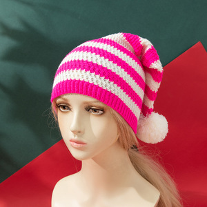 Chapeau de Noël rouge classique en peluche avec garniture en fausse fourrure blanche et pompon pour les scènes de Noël à la plage - Product Image 5
