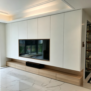 Console <span class=keywords><strong>TV</strong></span> personnalisable de style Japandi avec armoires blanches, base en <span class=keywords><strong>bois</strong></span> flottante <span class=keywords><strong>et</strong></span> niche <span class=keywords><strong>TV</strong></span> intégrée - Product Image 1