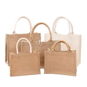 Sac fourre-tout en jute écologique personnalisé avec motif de lettres pour le shopping - Product Image 1