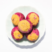Boules de thé artisanal au thé noir et aux fleurs de pivoine du Yunnan