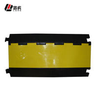 Protecteur de câble en caoutchouc et plastique robuste pour extérieur, rampe de câble en caoutchouc pour voiture à 3 canaux, en vente