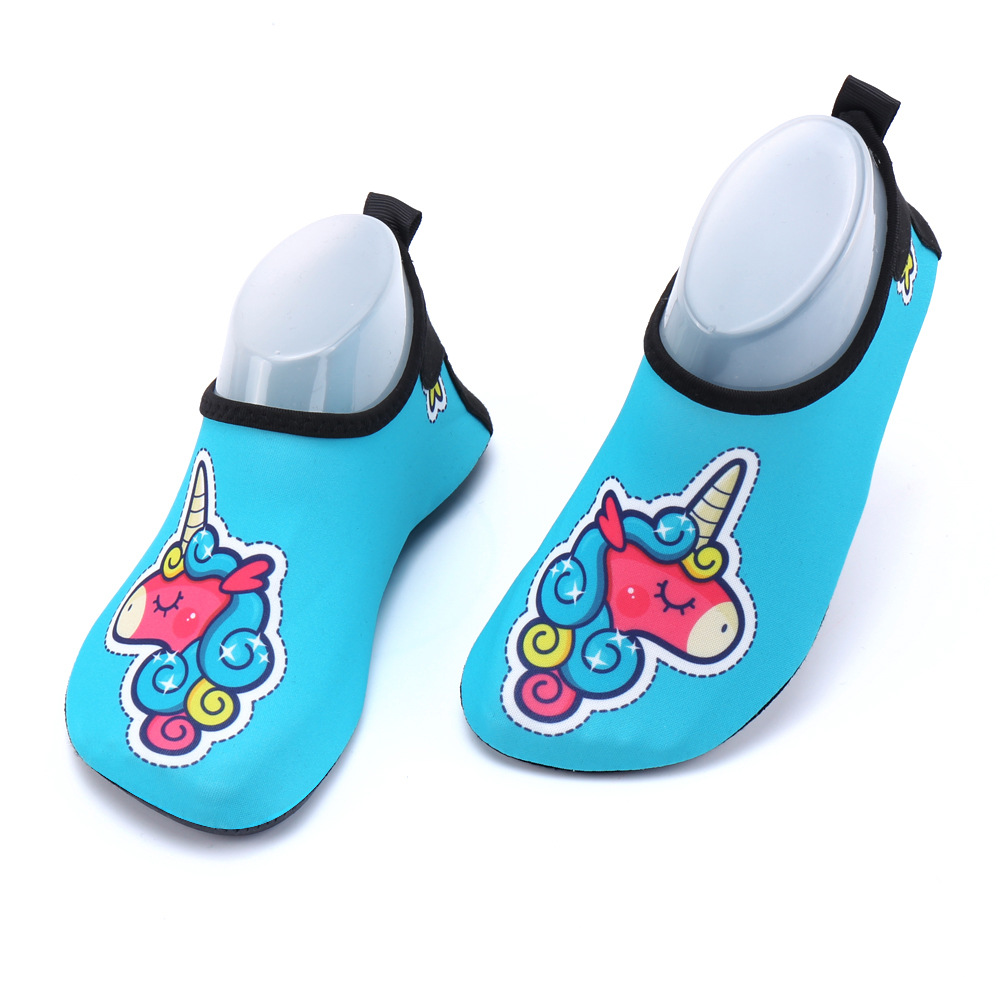 Unicorno con stelle su sfondo blu