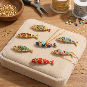 Breloques colorées en émail et acier inoxydable en forme de poisson rouge, mobiles, pour la <span class=keywords><strong>fabrication</strong></span> de bijoux (bracelets et colliers) en gros - Product Image 2