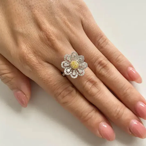 Bague de fiançailles de luxe en or jaune sertie de diamants taille émeraude pour femme, idéale pour demande en mariage ou anniversaire de mariage - Product Image 2