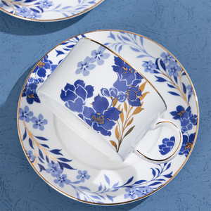 Ensemble tasse et soucoupe en porcelaine fine bleue à motif floral et bordure dorée, 240 ml, pour thé et café, idéal pour la restauration hôtelière et la vente en gros - Product Image 4