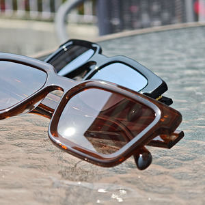 Gafas de Sol Cuadradas con Logotipo Personalizado, Montura Gruesa Retro, Polarizadas UV400, Unisex, para Uso en Exteriores - Product Image 4