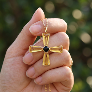 Collier Pendentif Croix Géométrique en Quartz Jaune Hydro et Onyx Noir, Plaqué Or 18 carats, avec Sertissage Bezel, Vente en Gros de Bijoux de Mode - Product Image 3