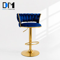 Tabouret de bar DM Factory Direct en velours bleu avec barre dorée, hauteur réglable, pivotant, siège rembourré pour projets hôteliers en gros