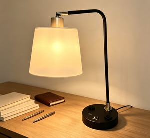 Lámpara de Hotel Contemporánea Personalizada para Habitación King, Cuerpo de Hierro, Pantalla de Tela, Control LED WiFi, Acabado Blanco Ecológico, Doble Enchufe de CA - Product Image 1