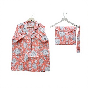 Elegante Conjunto de Pijama Corto para Mujer con Estampado de Cerezas, Cuello en V, 100% Algodón Puro, Secado Rápido, Cierre con Cordón - Product Image 3
