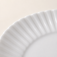 Assiette à dîner en porcelaine personnalisée 24 cm (10 pouces) à bord festonné en forme de pétale, compatible micro-ondes, assiette de service peu profonde, commandes en gros
