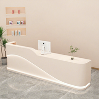 Comptoir de réception moderne incurvé avec éclairage LED blanc pour salon de beauté, bureau, hôtel, spa, hall d'entrée