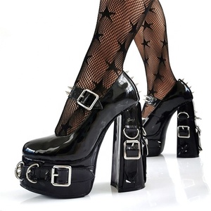 Sandales à plateforme haute style punk tendance pour femme, grandes tailles 47, avec rivets métalliques, talons épais, boucles d'été, bout rond et semelle épaisse - Product Image 1