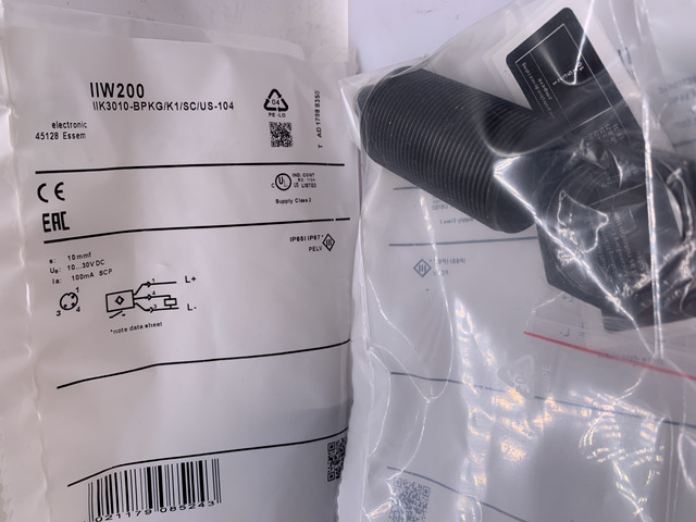 In Stock New Proximity Switch Sensor IIW200 IIW201 IIW202 IIW204 High Quality Seller One-year Warranty