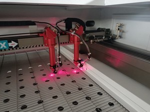 <span class=keywords><strong>Machine</strong></span> de découpe laser JQ 1610 80w 130w 150w 180w pour découpage de tissu Découpeur laser à double tête avec alimentation automatique - Product Image 3