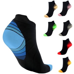 Chaussettes de sport pour hommes à blocs de couleur dégradés avec languette à talon, chaussettes de course antidérapantes, chaussettes d'entraînement à coupe basse à séchage rapide, personnalisables OEM - Product Image 3