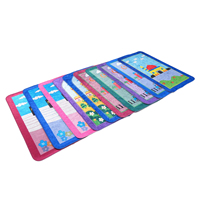 Tapis de prière islamique en polyester en gros, motif dessin animé, conçu pour les petits pèlerins, avec surface antidérapante et confortable pour s'agenouiller