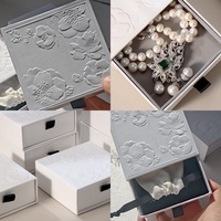 Boîte d'emballage de bijoux de luxe personnalisée avec gaufrage, boîte cadeau carrée en carton rigide avec insert en velours