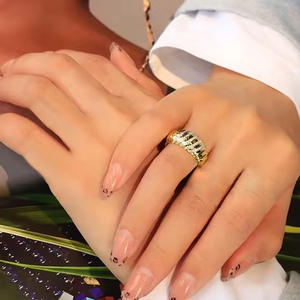 Anello in Oro Giallo T0790 con Diamante Taglio Brillante Rotondo Colore G Naturale Lussuoso Anello Nuziale Unisex - Product Image 3