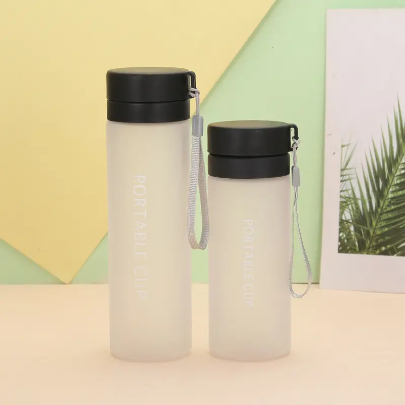 Promosi Desain baru logo kustom murah 600ml botol air minum plastik buram dengan tutup dan tali