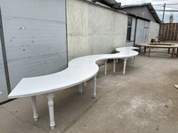 Table d'extérieur en bois courbée de style ferme moderne pour événements hôteliers et mariages