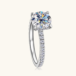 Anillo de Compromiso Clásico de Plata de Ley 925 con Moissanita de Talla Redonda de 2 CT, 8 mm, Color D, VVS, y Halo Oculto Sencillo para Mujer - Product Image 4