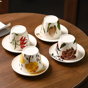 Tazze da tè <span class=keywords><strong>Vintage</strong></span> a motivi floreali in ceramica con piattini, Set di tazze da caffè in porcellana con Design floreale retrò per casa e caffè - Product Image 4