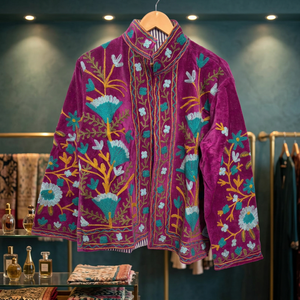 โรงงานขายส่งเสื้อแจ็คเก็ตกำมะหยี่สีชมพูสดปักลายด้วยด้ายหนาสำหรับผู้หญิง สไตล์ลำลอง คอตั้ง แขนสั้น แบบเปิดด้านหน้า รับผลิตแบบ OEM - Product Image 1