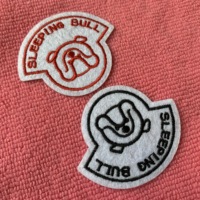 Étiquette en feutre brodée de 2 mm d'épaisseur pour chapeaux, couleur naturelle, logo 3D en relief, patch brodé en feutre pour jeans