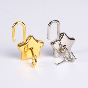 Şirin Dayanıklı 2 Anahtarlı Altın ve Gümüş Metal Kilit Lüks Tarz Özel Aksesuar Kilidi 4.2x3cm EH Marka Çanta Süsü İçin - Product Image 1
