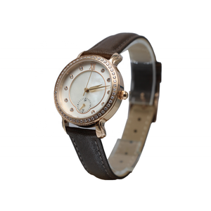 นาฬิกาข้อมือสุภาพสตรีสไตล์วินเทจหรูหรา หน้าปัดมุกสีขาว ขอบคริสตัลสีโรสโกลด์ สายหนังกลับสีน้ำตาล - Product Image 6