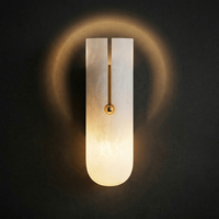 Applique murale LED minimaliste en cuivre à double plaque d'albâtre avec bord supérieur incurvé et panneaux en marbre givré pour résidences de luxe