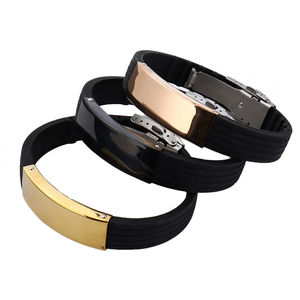 Bracelet de sport en silicone noir tendance pour homme, avec grand pendentif barre vierge gravable, personnalisable avec logo, en laiton plaqué or 18 carats - Product Image 1