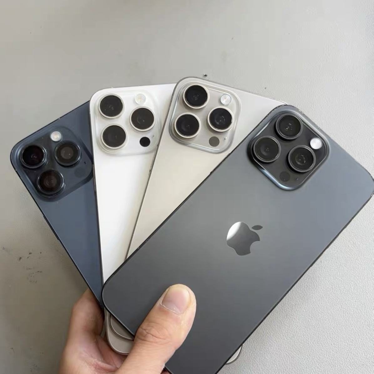 ไทเทเนียมสีดำ, ไทเทเนียมสีขาว, ไทเทเนียมสีฟ้า, ไทเทเนียมธรรมชาติ