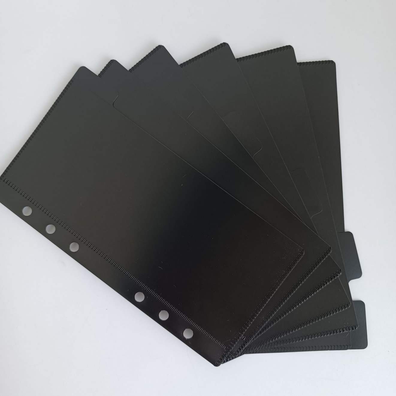 Sobre negro con pestañas