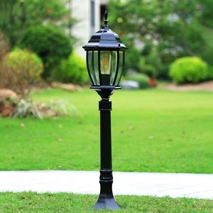 Lampadaire de jardin extérieur en fer avec abat-jour en verre LED, lumière blanc chaud 2700K, IP66 résistant aux intempéries, ampoule A19 non amovible, capteur de mouvement solaire - Product Image 2
