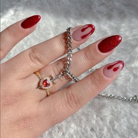 Yiwu DAICY gros Offre Spéciale coeur et épée collier en acier inoxydable chaîne cubaine couple collier pour les femmes cadeau