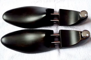 Expansor de zapatos pintado con Árbol de madera negro teñido de fábrica para una organización eficiente de los zapatos - Product Image 6